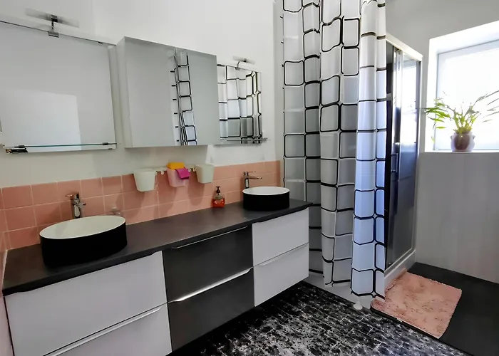 La Maison De La Majore Au Pied De La Cite *